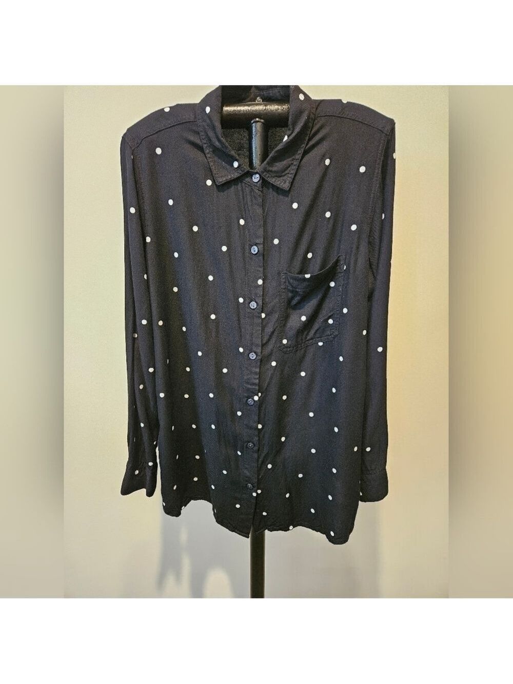OLD NAVY BLACK WITH WHITE POLKA-DOT LONG SLEEVE COLLARED SHIRT SIZE MEDIUM